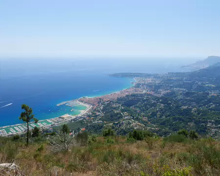 P1190928 Vue sur le port de Menton-Garavan, Menton, Cap Martin et Monaco.