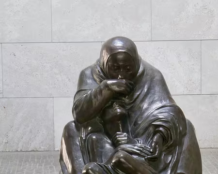 Mémorial aux victimes de la guerre et de la tyrannie, statue de Käthe Kollwitz, La Mère avec son fils mort.