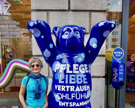 Sylvie et un ours bleu.