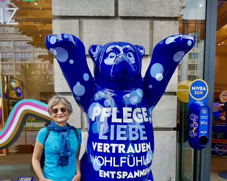 Sylvie et un ours bleu.