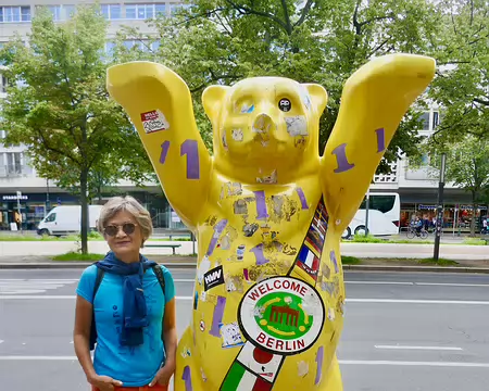 Sylvie et un ours jaune.