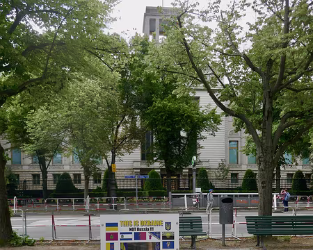 Devant l'ambassade russe.