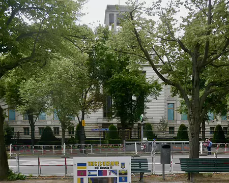 Devant l'ambassade russe.