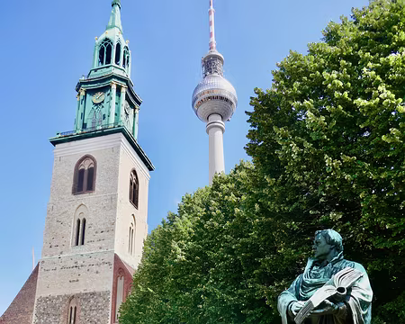 3 époques : la tour de la télé, Marienkirche (XIIe) et au premier plan, Martin Luther.