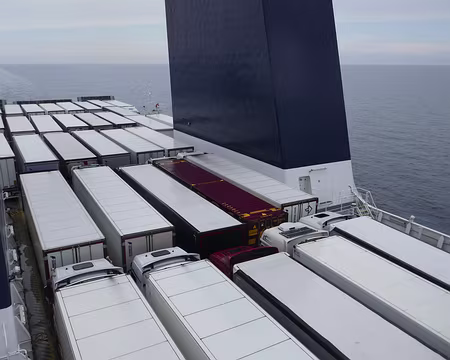 Le toit des camions sur le pont du ferry.