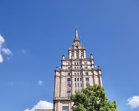 Riga : la tour construite par les russes à la gloire de Staline. Le seul endroit de Lettonie où on voit encore...