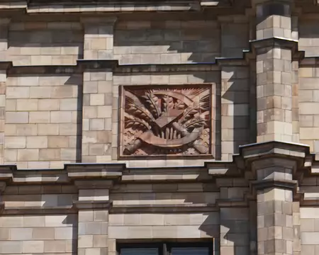 ... la faucille et le marteau.