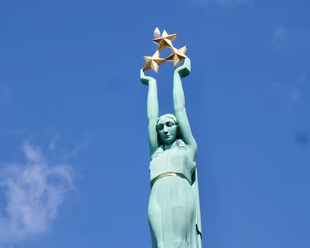 Les 3 étoiles symbolisent les régions culturelles de la Lettonie : Vidzeme, Latgale et Courlande.