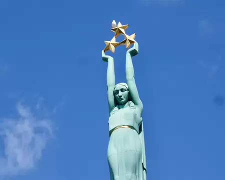 Les 3 étoiles symbolisent les régions culturelles de la Lettonie : Vidzeme, Latgale et Courlande.