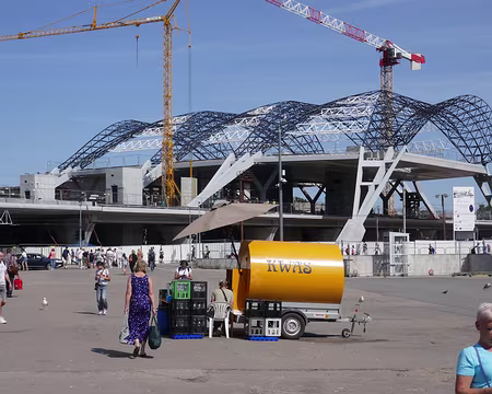 Future gare Baltic Rail de Riga et un marchand de kvas peu doué pour le commerce.