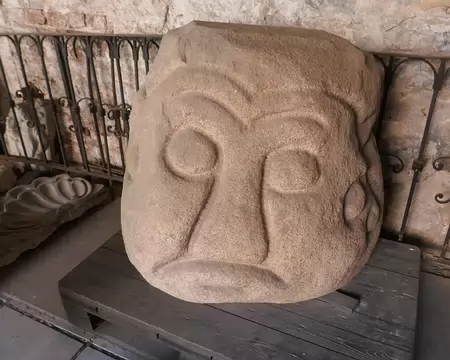 Tête de Salaspils, idole redécouverte dans la cathédrale en 2000 et d'origine inconnue.