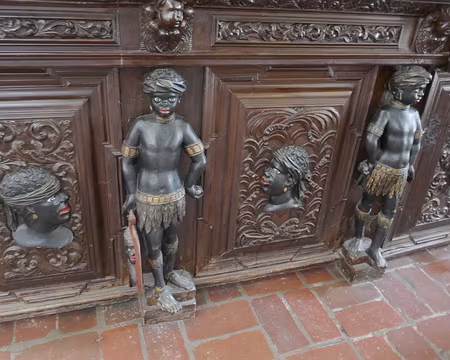 Balustrade de la loge de la confrérie des Têtes-Noires dans la cathédrale.