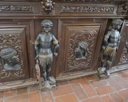 Balustrade de la loge de la confrérie des Têtes-Noires dans la cathédrale.