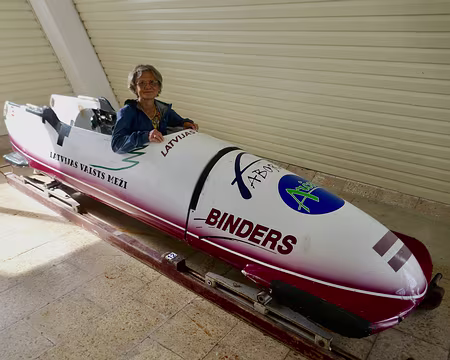 Sylvie se lance dans le bobsleigh. Baisse la tête, Sylvie !