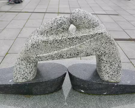 Sur le port de Klaipeda. Titre : Connectons les rives ensemble.