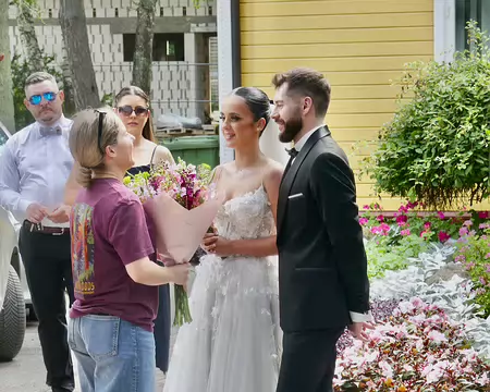 Chacun à son tour offre un bouquet à la mariée en récitant un compliment.