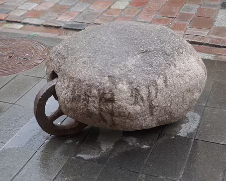 Brouette pour transporter un gros caillou à laquelle il ne manque que la cuve et les brancards.