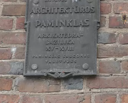 Il existe une branche balte du Chemin de Compostelle. Bon courage !