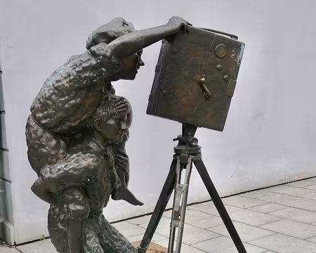 Devant le cinéma Romuva (1940).