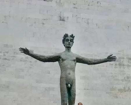 ...The Man, une sculpture de 6 mètres créée par Petras Mazūras, emblème culturel de la ville de Kaunas.