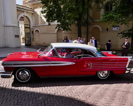 Discret véhicule de mariage.