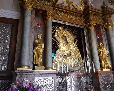 La petite chapelle au-dessus de la porte de l'Aurore.