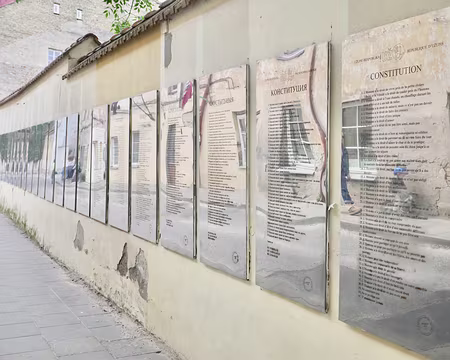 La Constitution d'Uzupis en 44 langues.