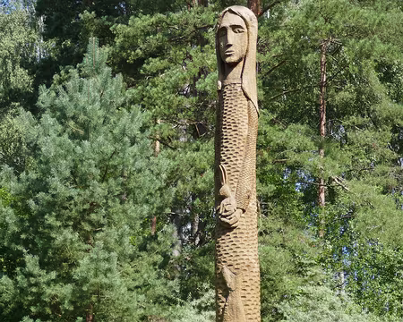 Medeina, la principale figure de la mythologie lituanienne. Patronne de la forêt et de la vie sauvage. Son animal fétiche : un lièvre.