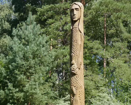 Medeina, la principale figure de la mythologie lituanienne. Patronne de la forêt et de la vie sauvage. Son animal fétiche : un lièvre.