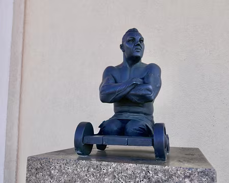 Comme il n'y avait pas, selon la doxa soviétique, d'handicapé en URSS, les russes ont interdit à Statys Nosys de travailler.