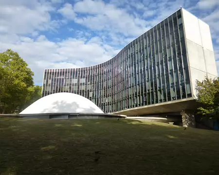 P1210703 Siège du Parti Communiste Français (1971), oeuvre de l'architecte brésilien Niemeyer (1907-2012)