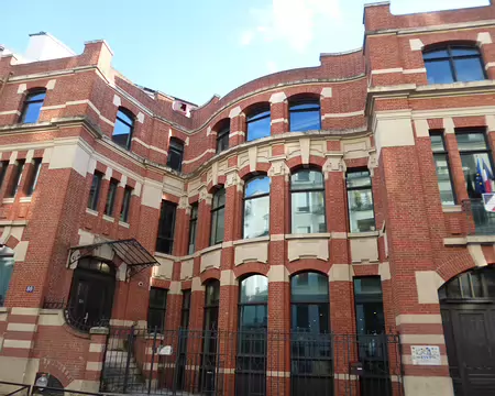 P1210717 Ancienne usine Meccano construite en 1922 abrite de nos jours l'Ecole des Ingénieurs de la Ville de Paris, rue Rébeval.