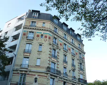 P1210729 Cet immeuble a remporté en 1905 le Concours de façades de la Ville de Paris, rue des Couronnes