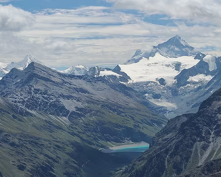 20250805_132348 Une vue ves la Dent Blanche pendant la montée au col des Becs de Bosson.