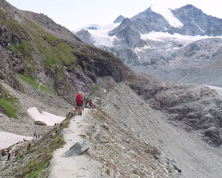 20250806_150717_IMG_8226 Le sentier emprunte une moraine avant de monter en lacets.