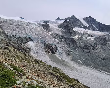 20250806_160758 A la moderne cabane de Moiry (2826 m). On a rarement l'occasion de contempler un glacier comme cela !