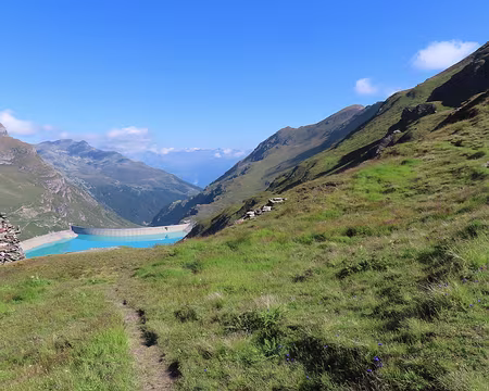 20250807_101107_IMG_8257 Sur le sentier en balcon qui domine le lac de Moiry en direction de la Corne de Sorebois.