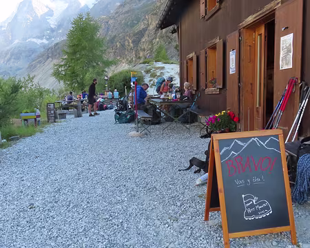 20250807_173824_IMG_8300 La cabane du Petit Mountet (2140 m) est accueillante.