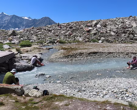 20250808_140345_IMG_8330 Un bain de pieds raffraichissant. Quelqu'un s'est même baigné ! (pas de notre groupe)