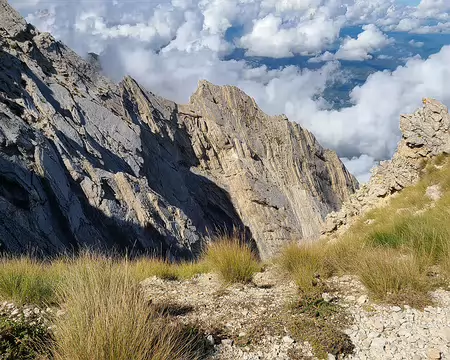 20250927121436 Il y a des rochers impressionnants.