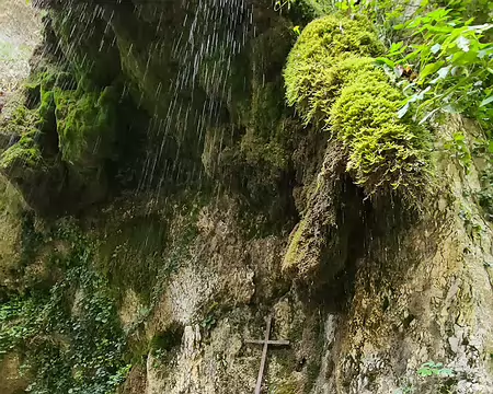 20250929140059 à la fonte dei inamorati (source des amoureux) il y a une petite cascade et une croix.