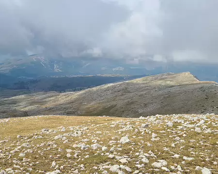 20250930131902 Ce mont pseeède un côté en pente douce et un côté en falaise.