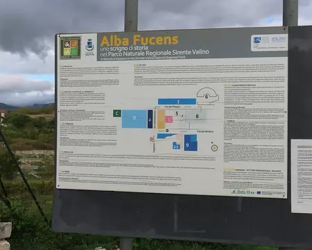 20251001165026_IMG_8762 La journée courte nous laisse le temps de visiter l'aire archéologique d'Alba Fucens, une implantation des romains chez leurs voisins vaincus, les Marses, qui...
