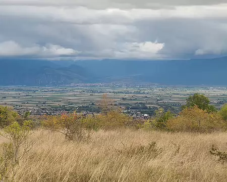 20251001174421 Au loin, cette pleine était le lac Funcin qui a été asséché dans l'antiquité par les romains, Une rivière s'y jette encore.