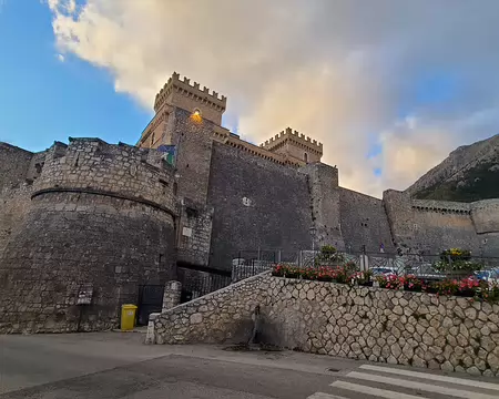 20251002181740 Le château de Celano trône au centre ville.