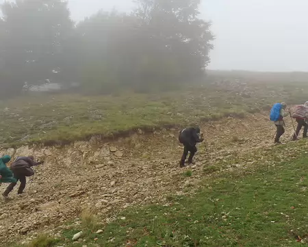 20251005110237_IMG_8984 Le brouiilard et une petite pluie nous attendent au col, puis nous revenos sur nos pas.