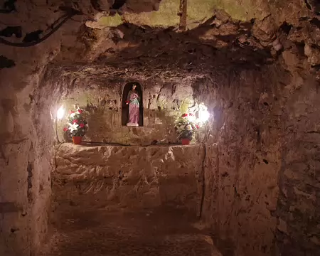 IMGP6043 Cité souterraine de Naours. Chapelle aménagée par Ernest Danicourt, l’abbé du lieu qui redécouvrit la cité souterraine à la fin du XIXᵉ siècle