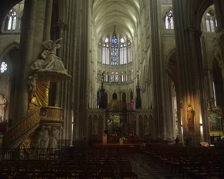 IMGP6172 Cathédrale d’Amiens : vue du transept et du chœur. À gauche la chaire du XVIIIᵉ siècle