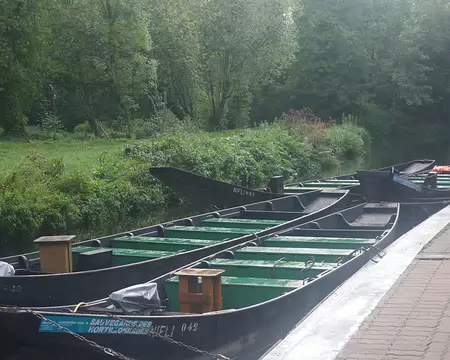 IMGP6223 Amiens : barques pour la visite des hortillonnages