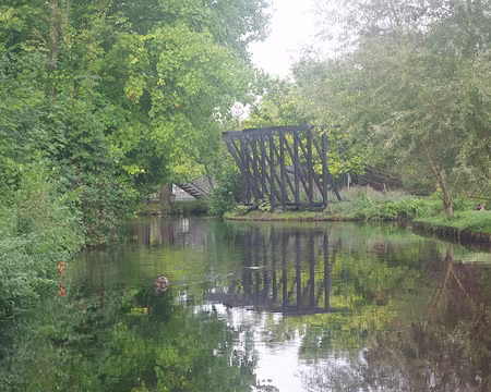 IMGP6331 Hortillonnages d’Amiens (visite en barque). Élément d’art moderne au cœur des hortillonnages… qui laissait notre guide-batelier aussi dubitatif que moi